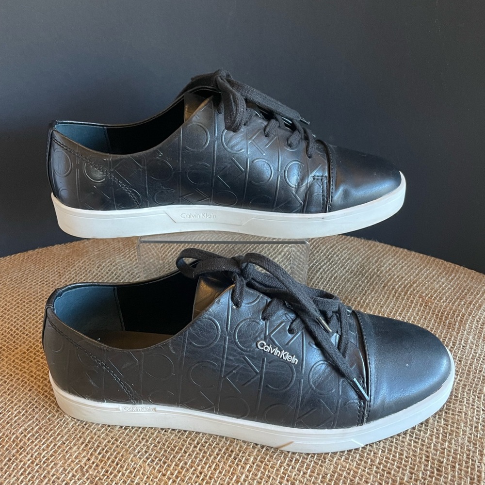 Ladies Calvin Klein embossed leather sneaker size 9 EUC